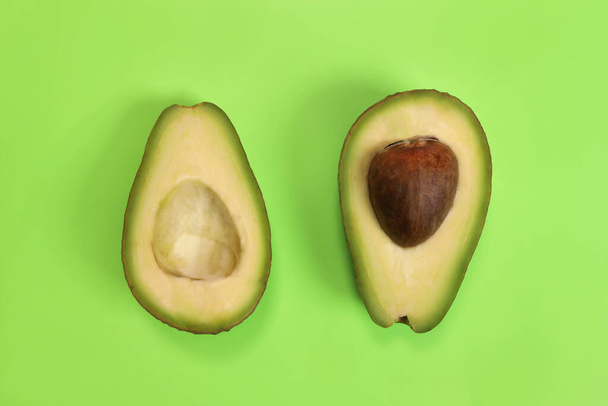 Yeşil arka planda dilimlenmiş avokado, kilo kaybı konsepti, uygun beslenme - Fotoğraf, Görsel