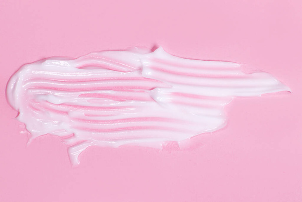 Esfregaço de creme de corpo ou rosto em fundo rosa - Foto, Imagem