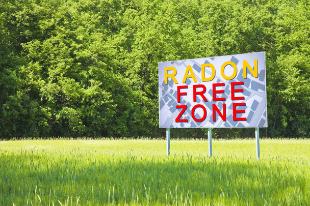 RADON GAS FREE ZONE: conceito com uma terra vazia livre do gás radioativo natural e perigoso que vem da terra - cartaz publicitário em uma cena rural com mapa da cidade - Foto, Imagem