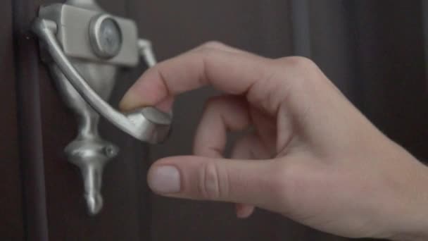 ドアをノックするためにドアのノッカーを使用して男の閉じる。木製のドアをノック - 映像、動画