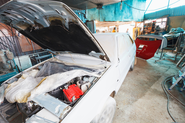 pintura de coche viejo en el garaje del país
 - Foto, imagen