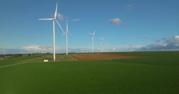 Temiz sürdürülebilir enerji üreten büyük rüzgar türbinlerinin hava görüntüsü. Alternatif enerji. Rüzgar türbinleri elektrik enerjisi üretiyor. Temiz yenilenebilir enerji teknolojileri. Rüzgar santralleri. - Video, Çekim