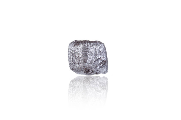 Macro piedra mineral no pulida diamante, sobre un fondo blanco, aislado sobre un fondo transparente - Foto, imagen