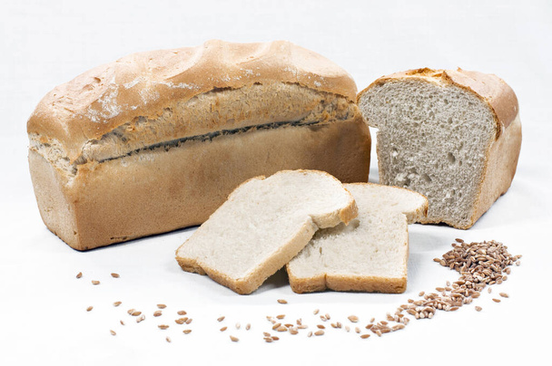 El arte de la masa fermentada: un cautivador viaje visual por el mundo de los panes artesanales rústicos, nutritivos y deliciosos - Foto, Imagen