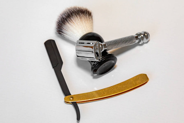 Sistema de afeitado vintage con cepillo de afeitar, aislado sobre fondo liso - Foto, Imagen