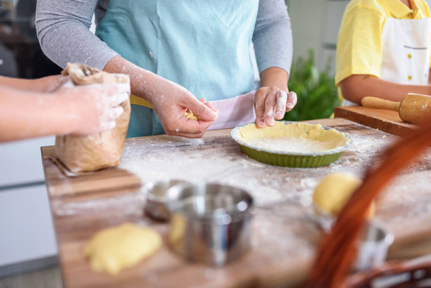 mère, fille et fils cuisson pâtisserie ensemble, travailler avec de la pâte - Photo, image
