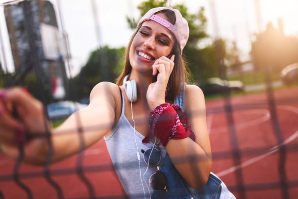 young attractive woman talking on the phone - Foto, afbeelding