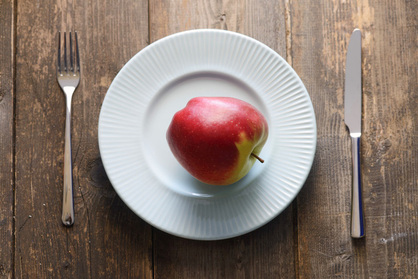 mele rosse in una ciotola blu su sfondo di legno
 - Foto, immagini
