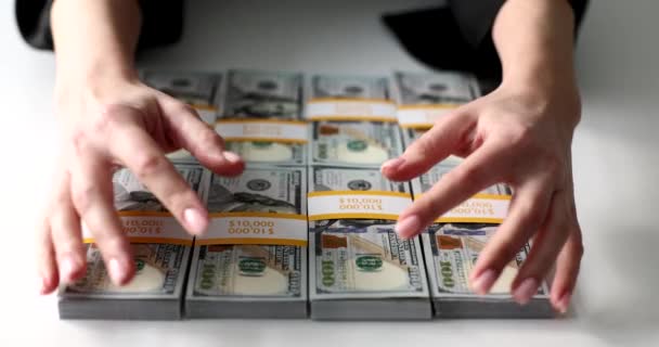 Ženské ruce popadají balíky peněz z prázdného bílého stolu. Finanční korupce a úplatkářství soudců za peníze u soudu zpomalení - Záběry, video