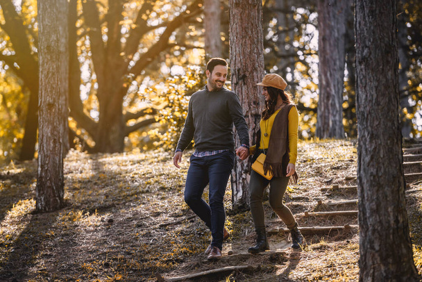 νεαρό ζευγάρι ερωτευμένο περπατώντας στο πάρκο - Φωτογραφία, εικόνα