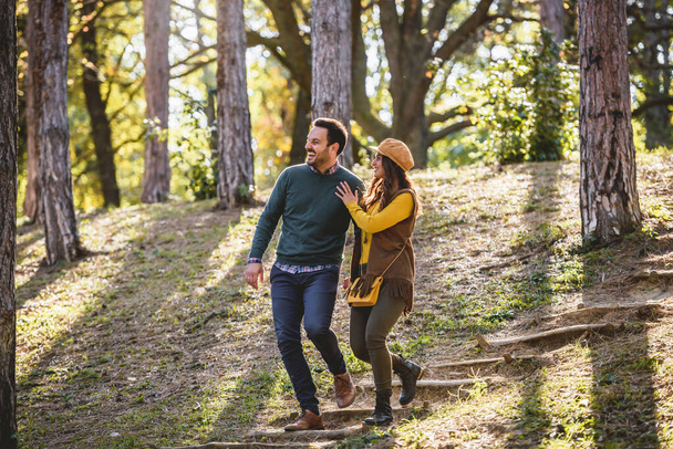 νεαρό ζευγάρι ερωτευμένο περπατώντας στο πάρκο - Φωτογραφία, εικόνα