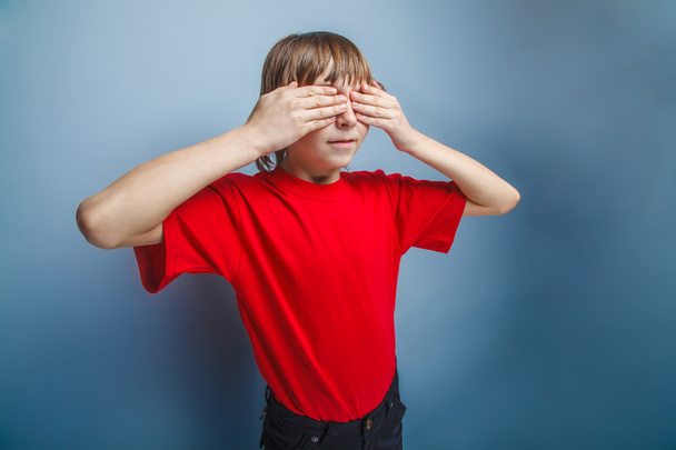 男の子 10 代赤シャツのヨーロッパの外観で目を閉じた - 写真・画像