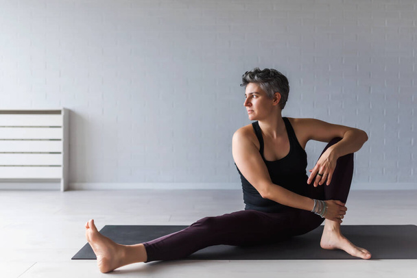 Yoga yaparken Olgun kadın - Fotoğraf, Görsel
