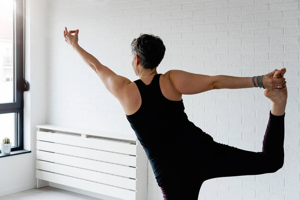 Yoga yaparken Olgun kadın  - Fotoğraf, Görsel
