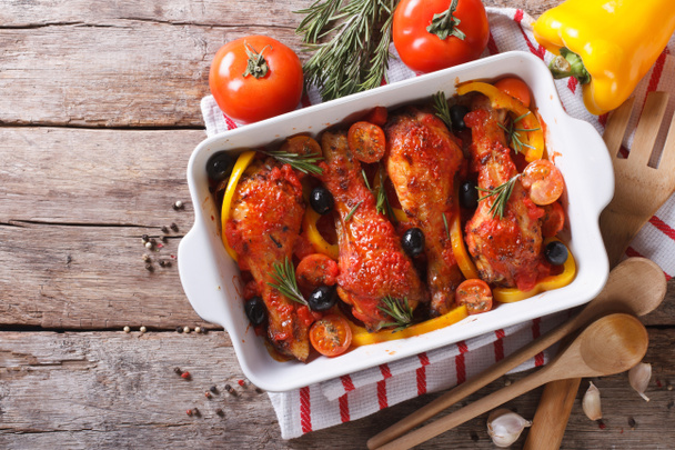 Patas de pollo al horno en salsa de tomate horizontal vista superior
 - Foto, imagen