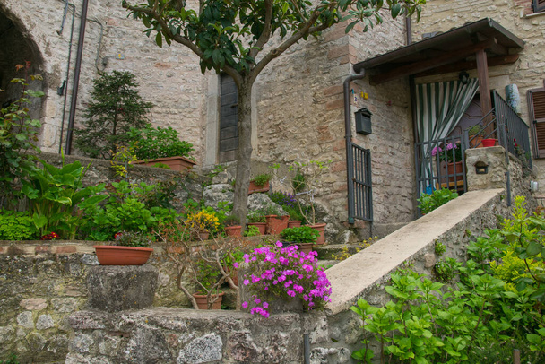 ARRON, İtalya - 20 Nisan 2023: Arrone kasabasının Umbria bölgesinde çiçeklerle süslenmiş ortaçağ merkezi - Fotoğraf, Görsel