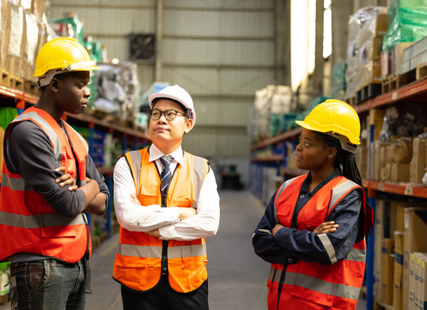 Warehouse manager assesses individual performance of staff. Evaluate work quality, skill levels, improvement needs. Giving guidance and direction. Identifying competency gaps, creating an action plan - Foto, Bild