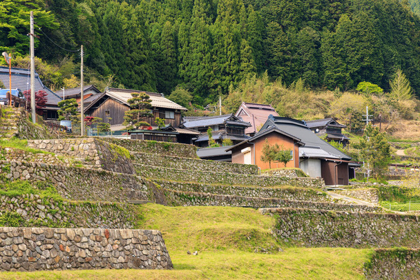 Πέτρινοι τοίχοι από αγρούς ρυζιού και παραδοσιακά ιαπωνικά σπίτια σε μικρό χωριό. Υψηλής ποιότητας φωτογραφία - Φωτογραφία, εικόνα