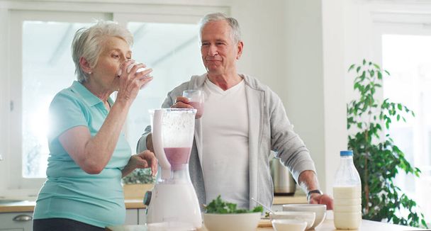I told you itll taste good. a senior couple making a healthy smoothie together at home - 写真・画像
