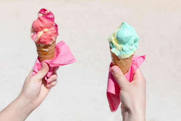 手にフルーツアイス。夏のアイスクリーム - 写真・画像
