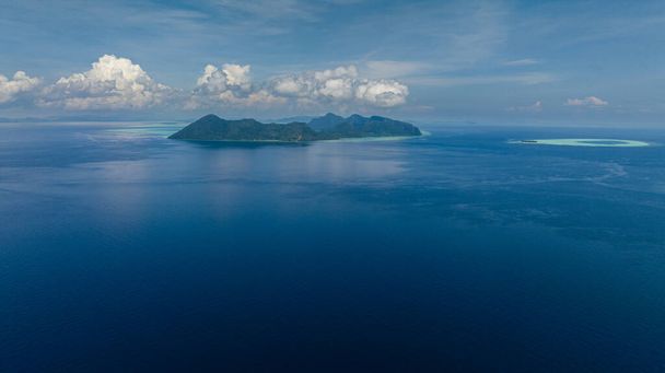 Mooie tropische eilanden en lagunes uitzicht van boven. Tun Sakaran Marine Park, Sabah, Maleisië. - Foto, afbeelding