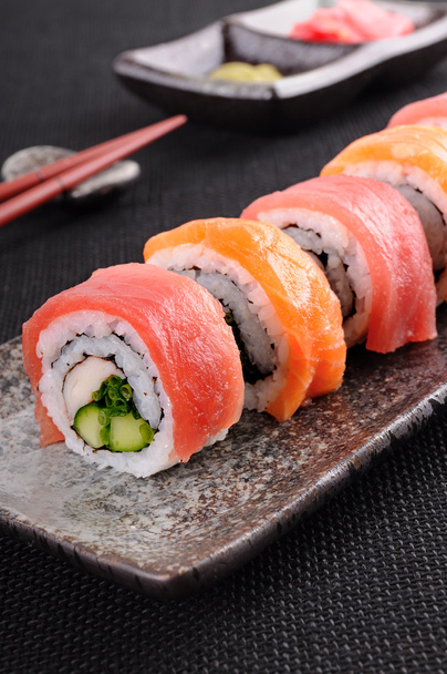 Rolo de sushi de salmão e atum
 - Foto, Imagem