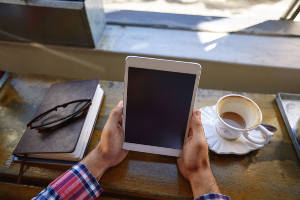Caffè e libertà wireless. un uomo che usa un tablet digitale in un bar - Foto, immagini