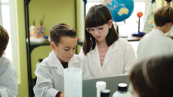 Grupo de crianças cientistas estudantes usando laptop em sala de aula de laboratório - Foto, Imagem