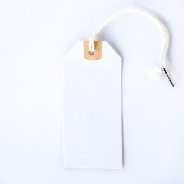 Papieranhänger und Etikett auf weißem Hintergrund - Foto, Bild