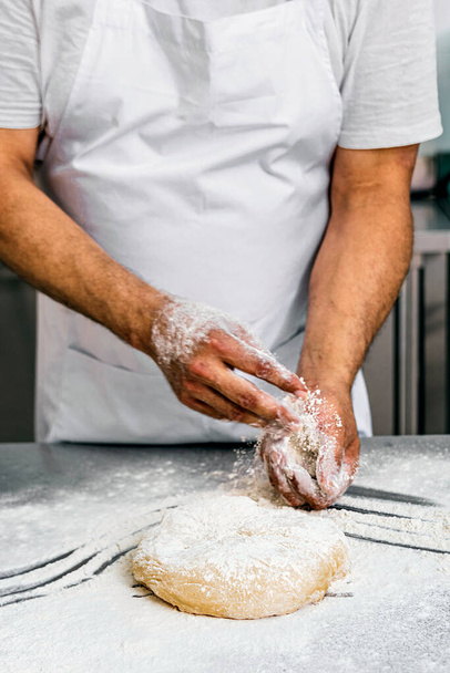 Kézműves Baker Tneading Friss tészta liszt, közelkép lövés - Fotó, kép