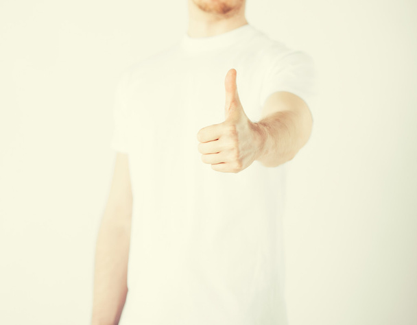 man showing thumbs up - Фото, изображение