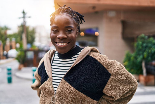 Αφροαμερικανή γυναίκα χαμογελά αυτοπεποίθηση στέκεται στο δρόμο - Φωτογραφία, εικόνα