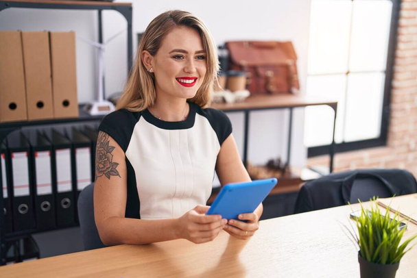 Fiatal gyönyörű spanyol nő üzleti dolgozó segítségével touchpad dolgozik az irodában - Fotó, kép