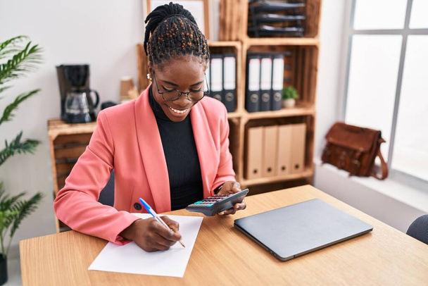 Femme afro-américaine ouvrière d'entreprise travaillant au bureau - Photo, image