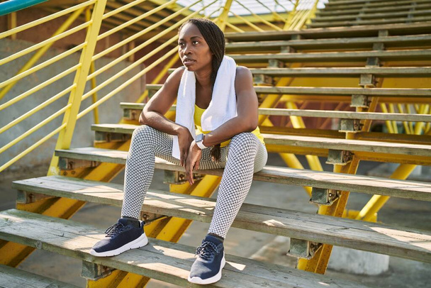 Donna afroamericana seduta sulle scale rilassarsi in strada - Foto, immagini