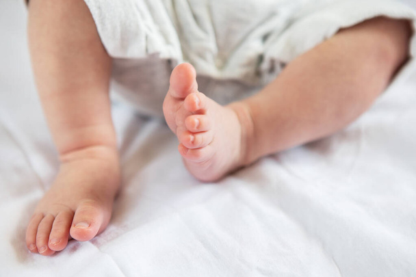 Маленькие ножки новорожденного ребенка. Концепция материнства, грудного вскармливания - Фото, изображение