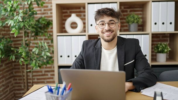 młody arabski człowiek biznes pracownik za pomocą laptopa pracy w biurze - Zdjęcie, obraz