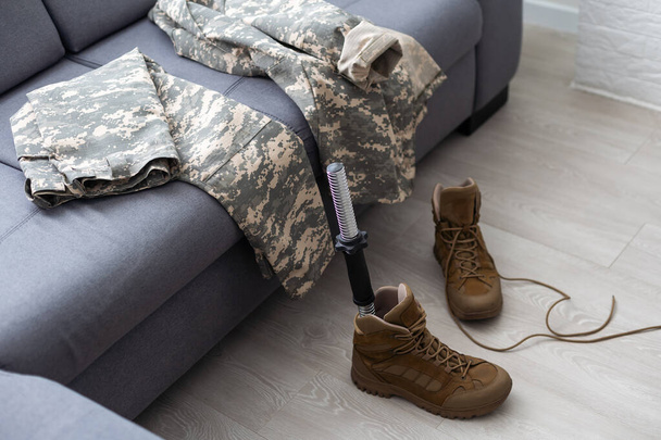 Τεχνητό προσθετικό πόδι στρατιώτη. Πόλεμος. - Φωτογραφία, εικόνα