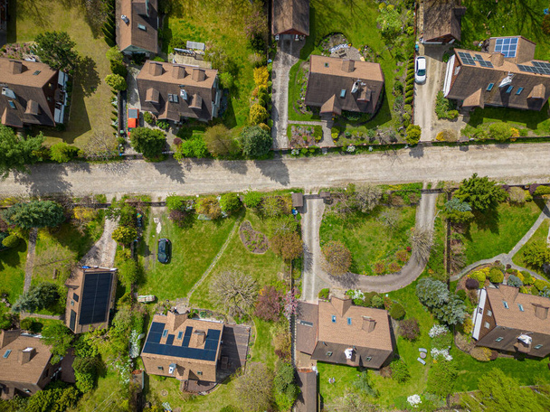 Ilmakuva kylästä Talot Asuinpinta Drone yläpuolella View Summer Blue Sky Estate Agent - Valokuva, kuva