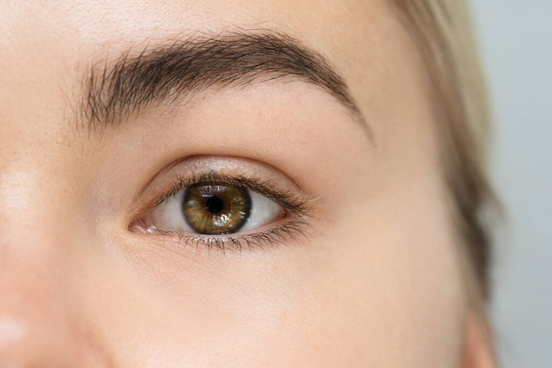 Gros plan de jeune oeil féminin sans maquillage - Photo, image