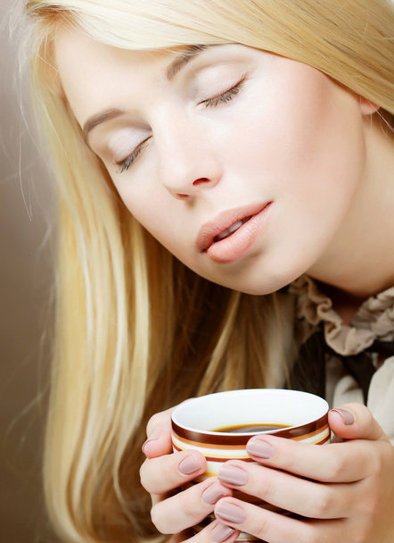 pretty woman drinking coffee - Fotografie, Obrázek
