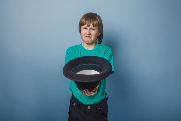 Europese uitziende jongen van tien jaar bedelaar, arme, vraagt voor mone - Foto, afbeelding