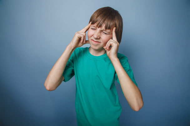 Garçon européen de dix ans mal de tête, migraine sur un gris
 - Photo, image