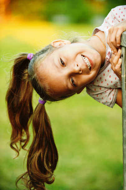 Portret van mooi meisje spelen op zomer groen park - Foto, afbeelding