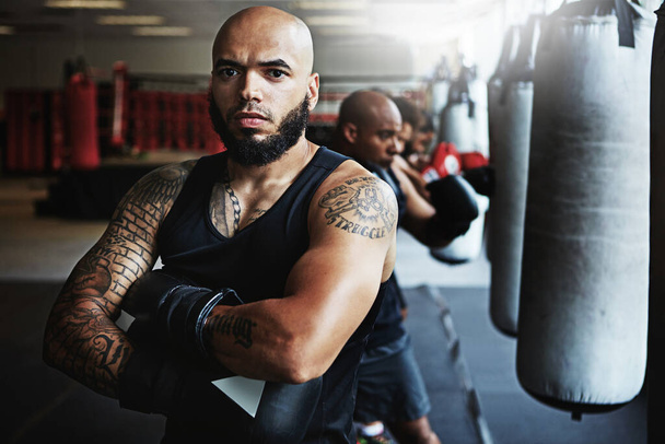 Sokat kell még tanulnod, mielőtt legyőzöl. férfi bokszoló edzés az edzőteremben - Fotó, kép