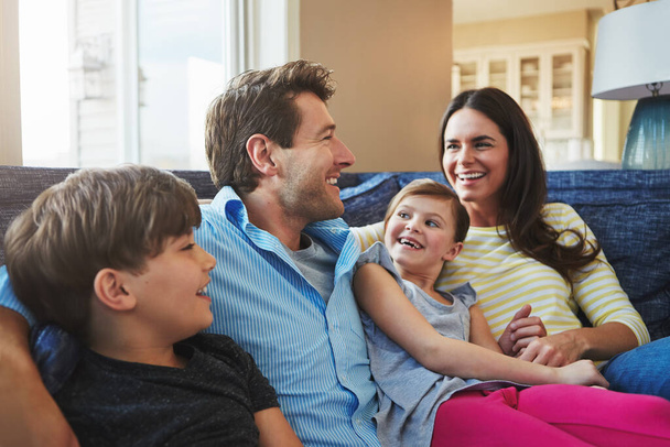 A leggazdagabbak azok, akiket a család szeretete vesz körül. boldog családi kötelék otthon. - Fotó, kép