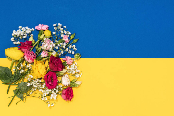 Background with bunch of tiny flowers and Ukrainian flag - Foto, Bild