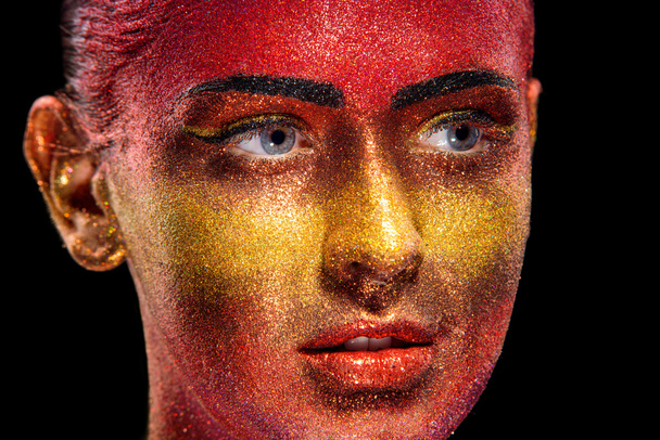 Třpyt make-up na krásné ženě tvář na černém pozadí - Fotografie, Obrázek