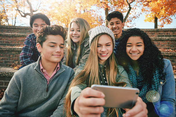 Gerçekleştikleri anı yakalıyorlar. Bir grup genç arkadaş dışarıda selfie çekiyorlar. - Fotoğraf, Görsel