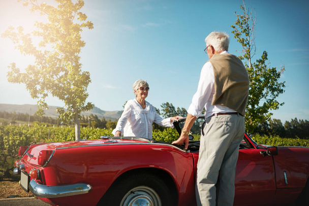 Viajar es parte del estilo de vida de jubilación. una pareja de ancianos en un viaje por carretera - Foto, Imagen